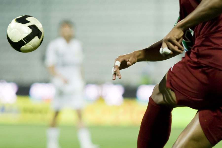 Is there an optimum squad age to win in football?